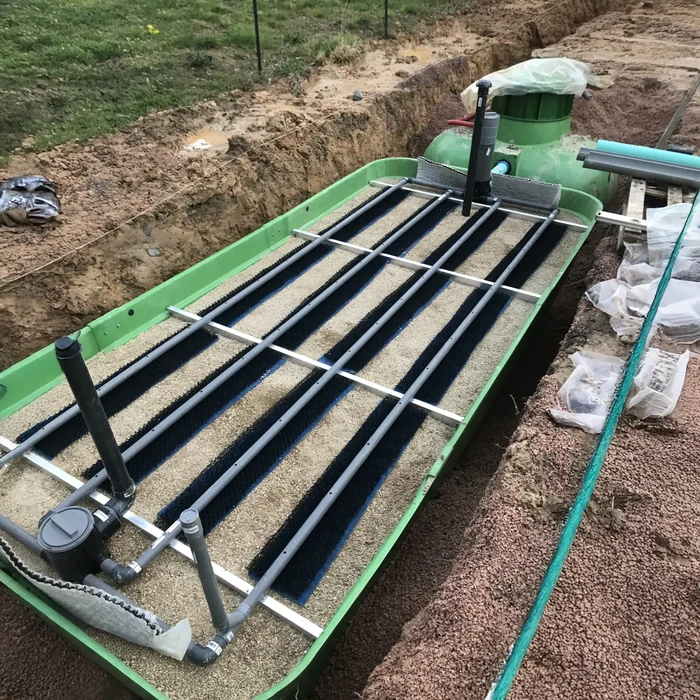 Chantier extérieur avec installation de traitement des eaux usées