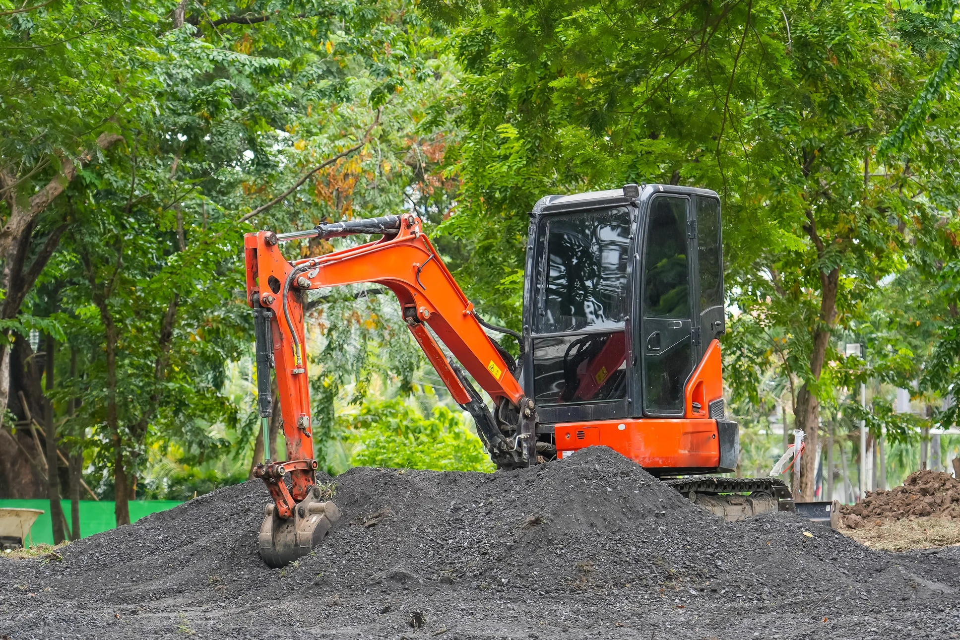 Femme ingénieure en chantier portant casque de sécurité blanc, gilet haute visibilité jaune fluorescent et lunettes de protection