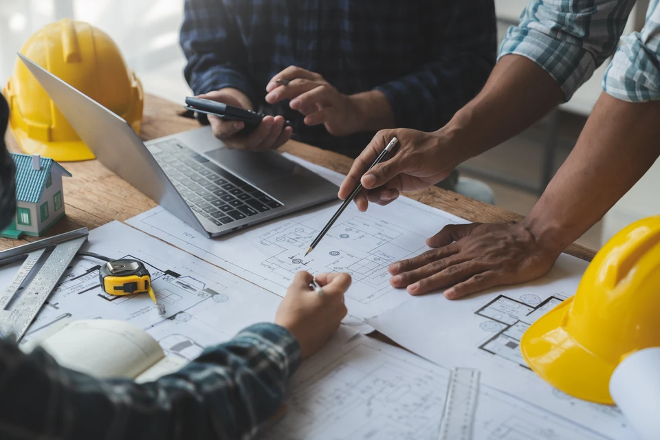 Une pelle sur un chantier de construction de route