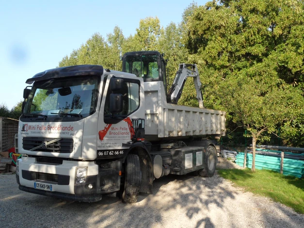 Chantier de construction extérieur avec deux pelleteuses hydrauliques jaunes travaillant sur terrassement