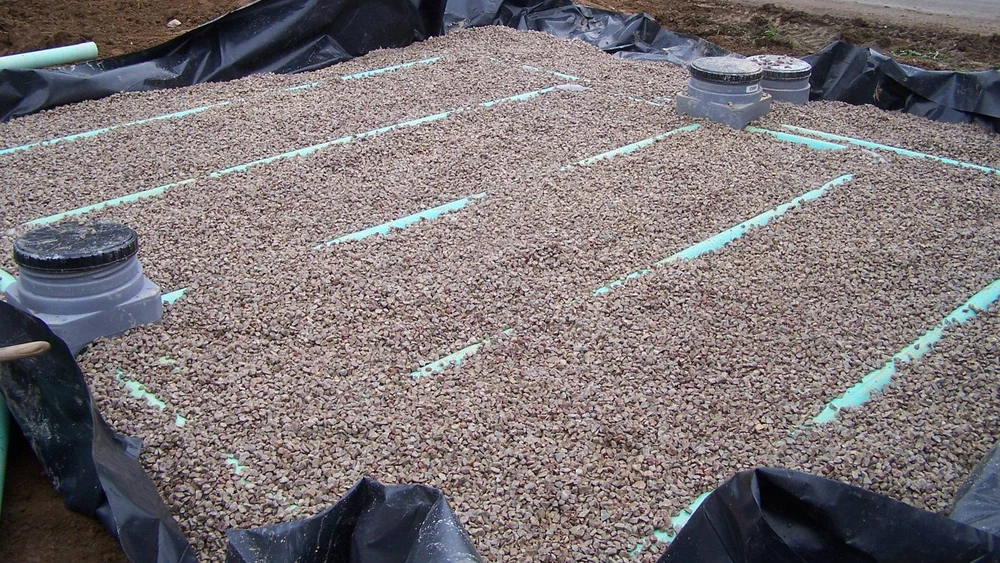 Chantier extérieur d'installation d'assainissement avec excavatrice jaune