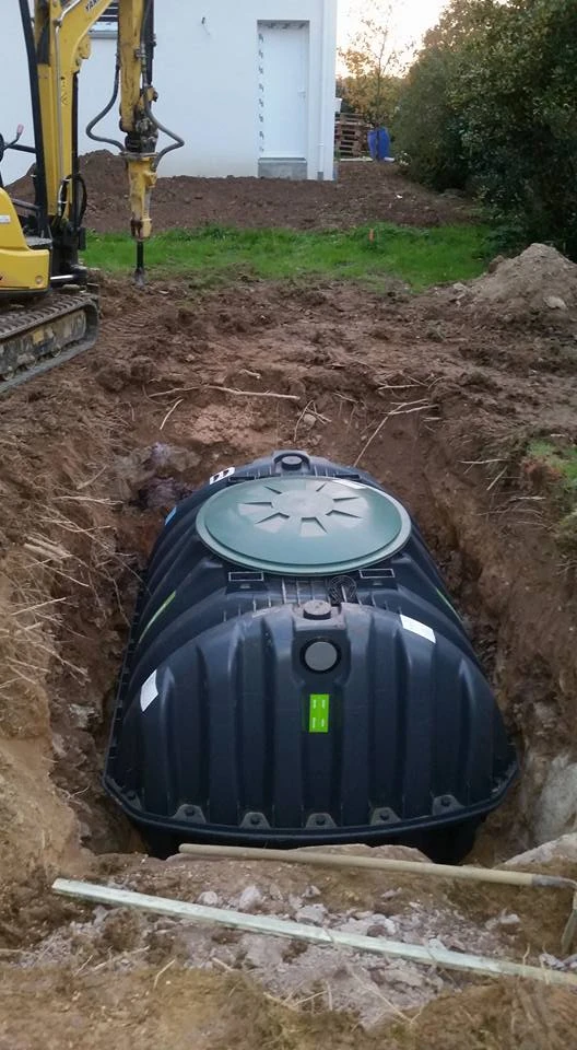 Chantier de terrassement en cours avec excavation profonde dans sol argileux