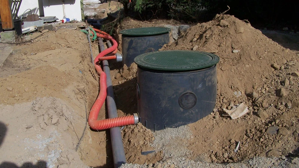 Chantier extérieur de rénovation urbaine avec tranchée ouverte dans dalle béton