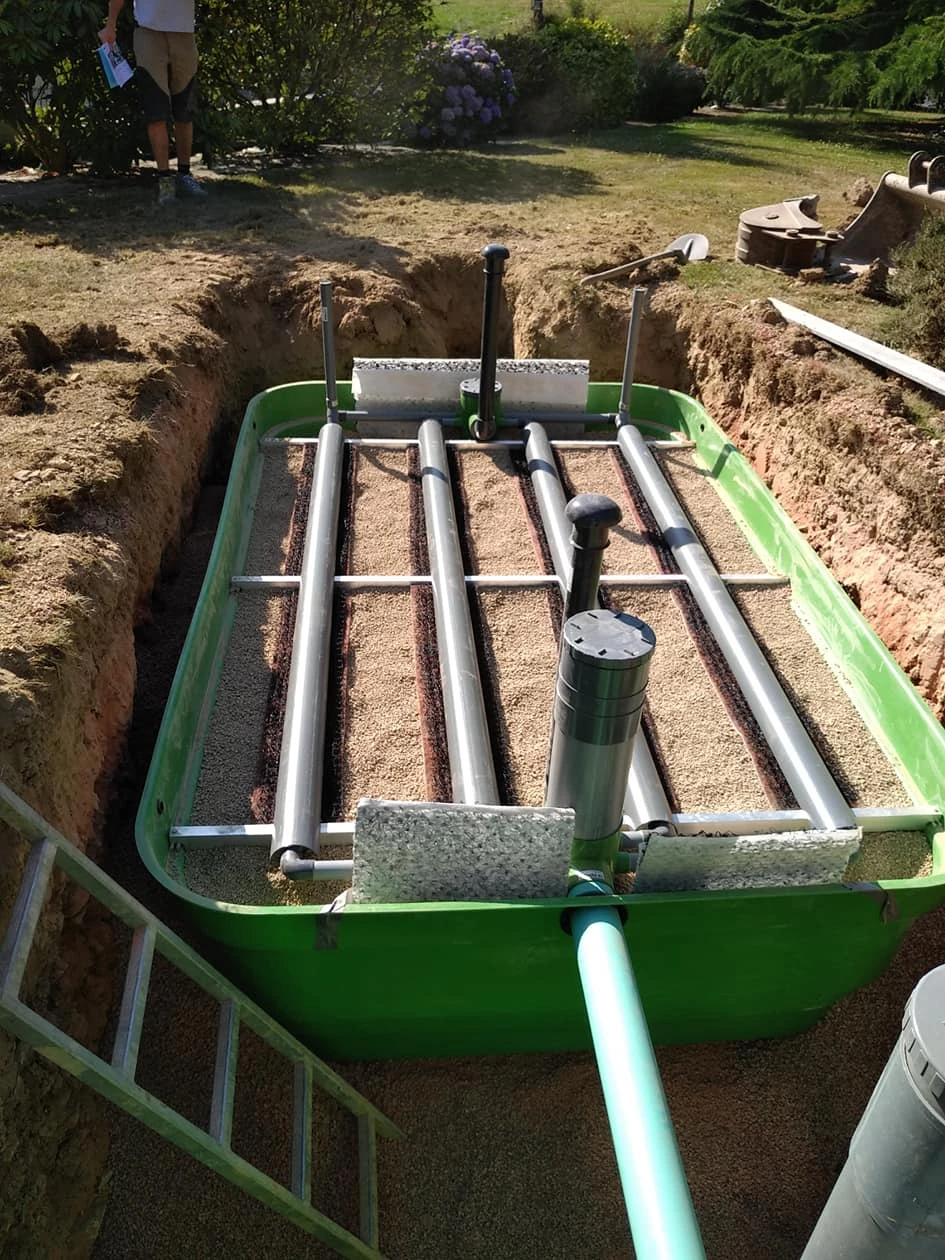 Chantier extérieur avec installation de traitement des eaux usées