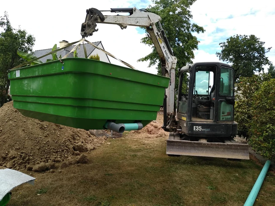 Chantier extérieur d'installation d'assainissement avec excavation dans sol argileux