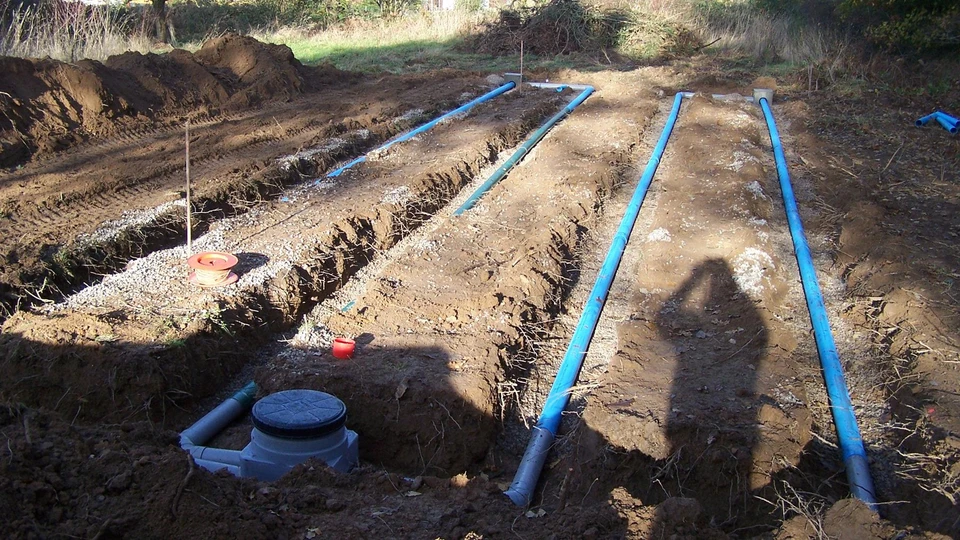 Professionnel travaillant sur plans techniques dans bureau moderne