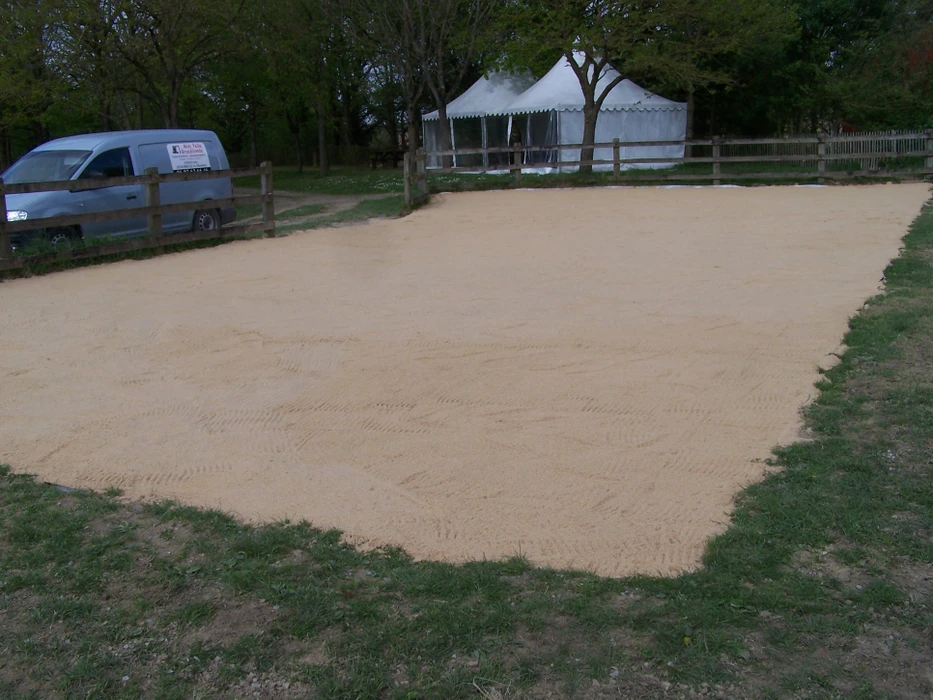 Chantier extérieur de rénovation urbaine avec tranchée ouverte dans dalle béton